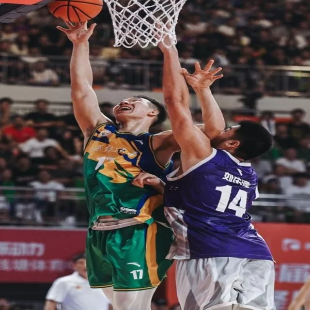足球杯赛焦点对决：阵容视角解析第98组